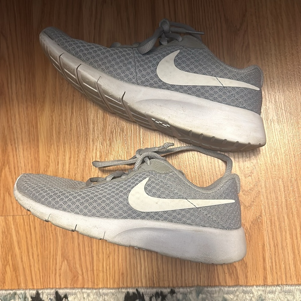 Nike big kids / adult small size Roshe